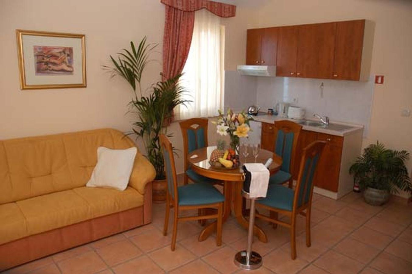 Aparthotel Villa Mozart Podgora Exterior photo